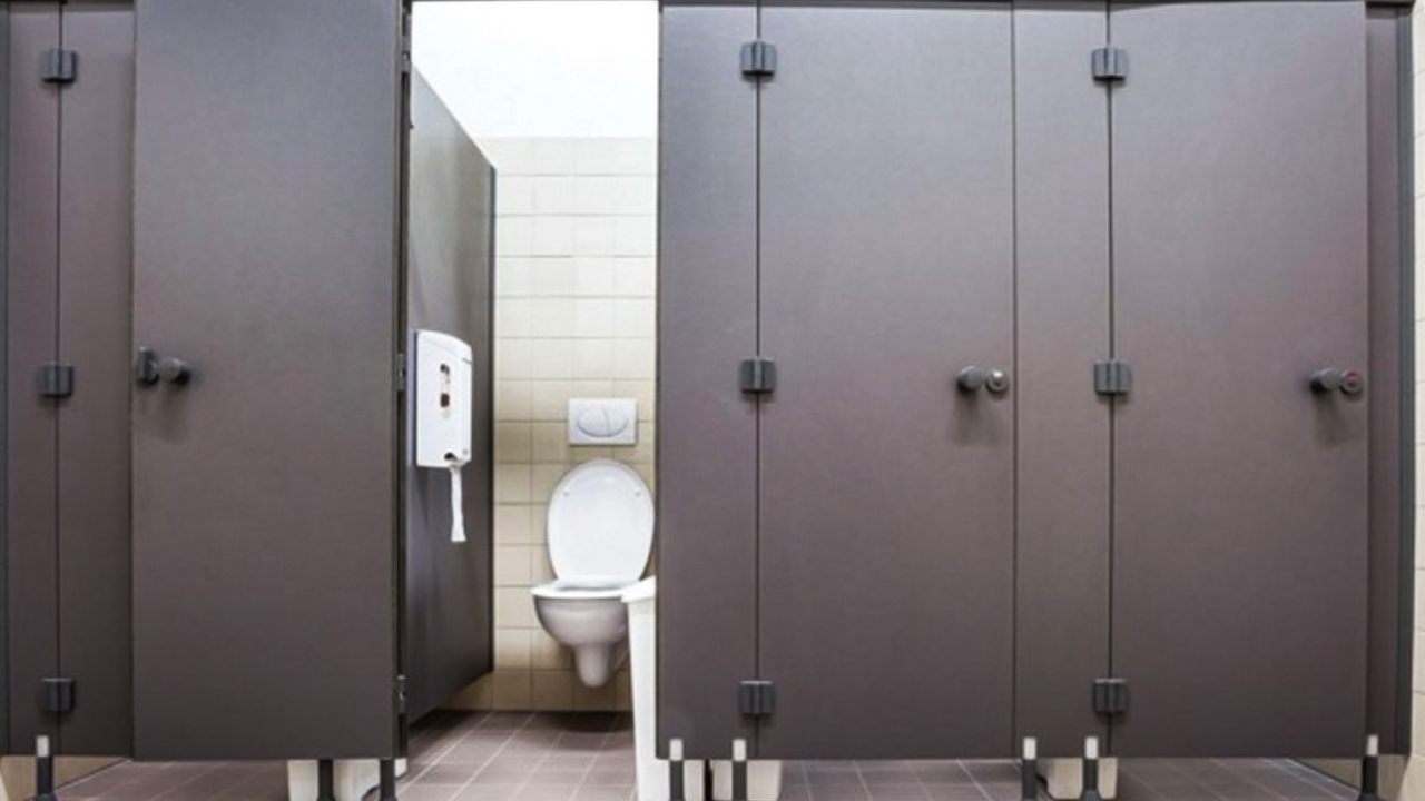 কেন পাবলিক টয়লেটের দরজার নীচে ফাঁক রাখা হয় জানেন?
