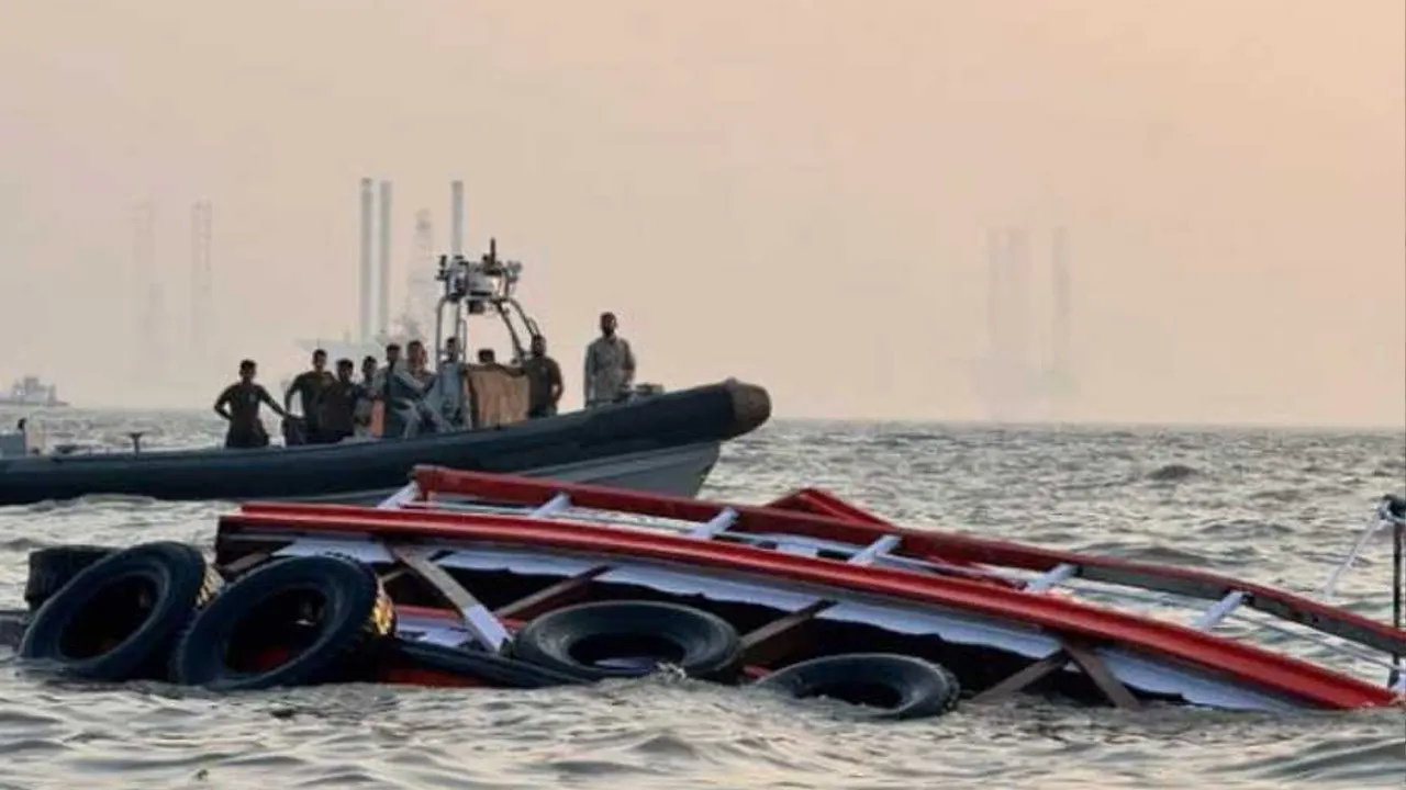 মুম্বাই উপকূলে নৌবাহিনীর স্পিডবোটের সাথে যাত্রীবাহী ফেরির ধাক্কা