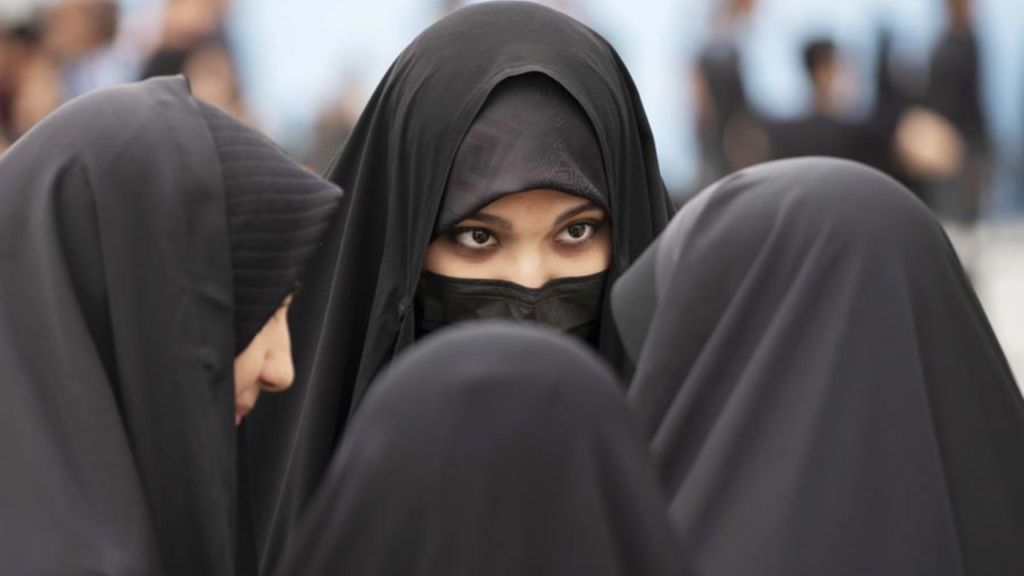 খামেনেইয়ের মন্তব্যে বিতর্কে উত্তাল ইরান