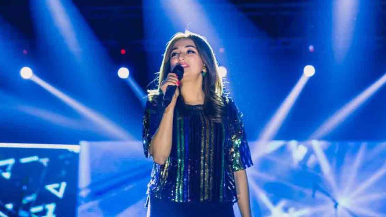 মাঝপথে শো বন্ধ করে বেরিয়ে গেলেন মোনালি ঠাকুর।