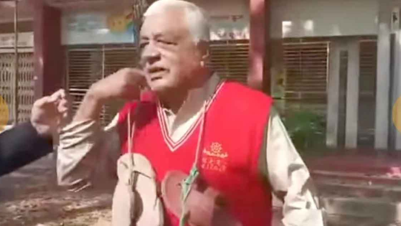 বাংলাদেশের চৌদ্দগ্রামে মুক্তিযোদ্ধাকে জুতোর মালা!