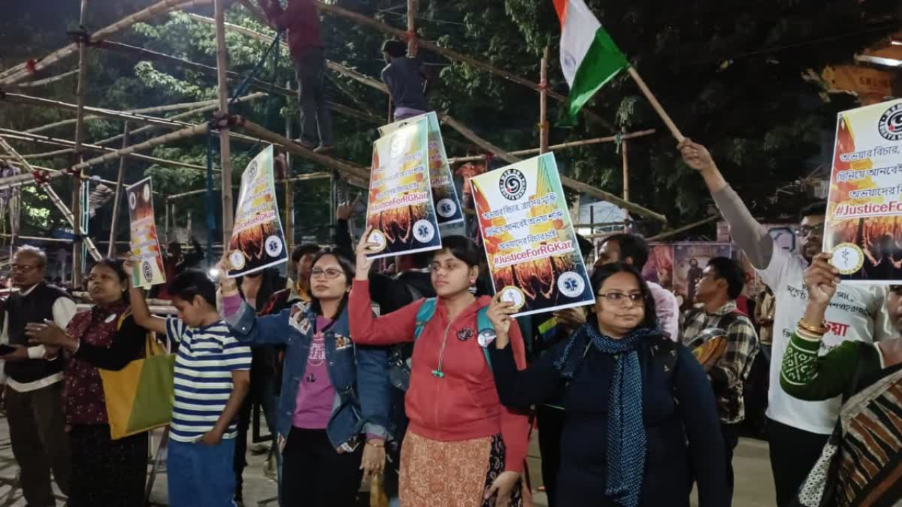 ধর্মতলায় চিকিৎসকদের অবস্থান-বিক্ষোভ