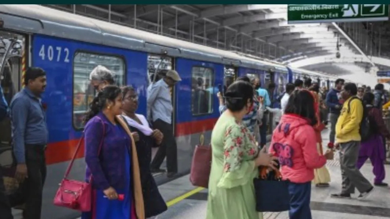 বড়দিনে বড় উপহার মেট্রো যাত্রীদের জন্য