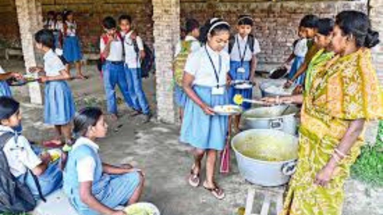মিড-ডে মিলের রন্ধনকর্মীই নজরদারির দায়িত্বে!