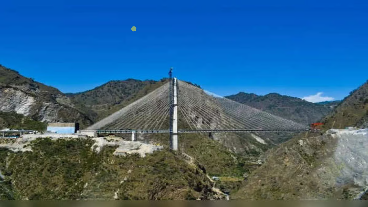 ভারতের প্রথম ঝুলন্ত রেল ব্রিজ কাশ্মীরে