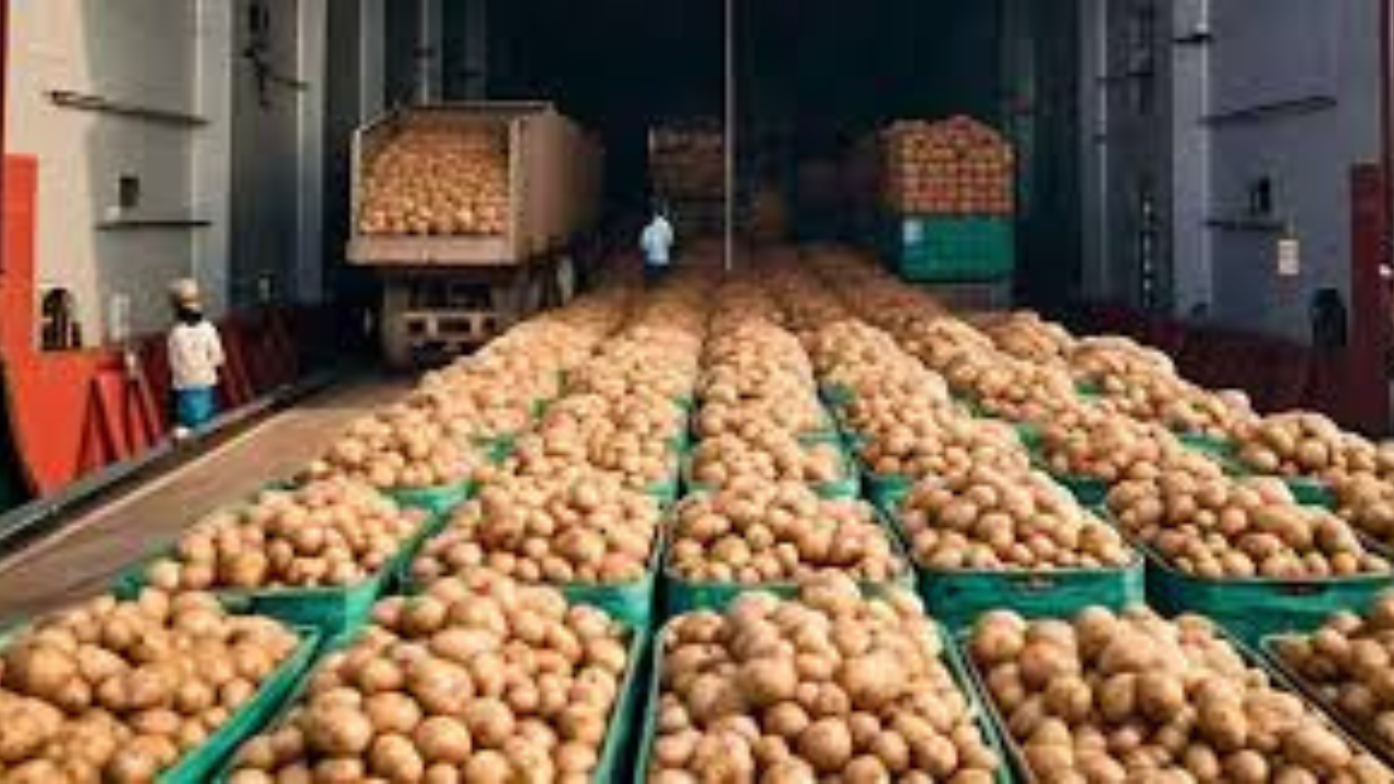 আলু পাচারের বিরুদ্ধে পুলিশের কড়া নজরদারি 