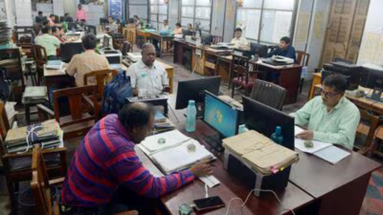 কিন্তু ডিএ কি দিচ্ছে সরকার?