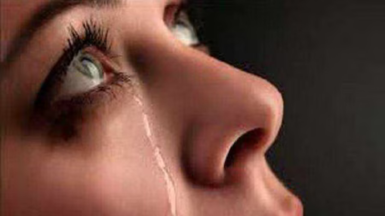 কথায় কথায় আপনি কেঁদে ফেলেন?