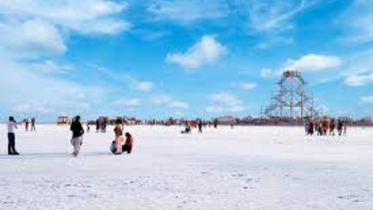 শীতের মরসুমে বেড়ানোর আদর্শ স্থান কচ্ছের রণ।