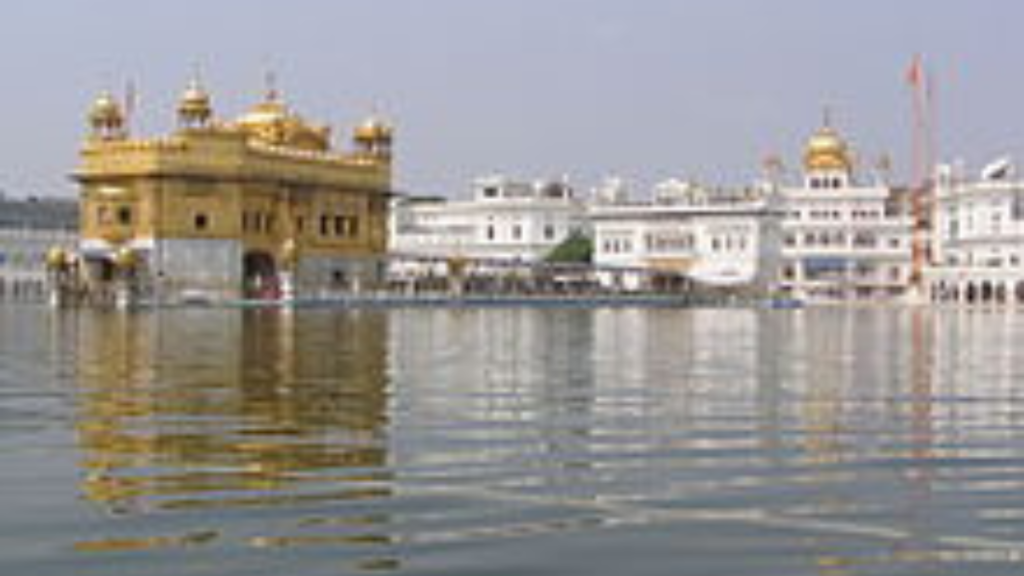 স্বর্ণমন্দিরে চলল গুলি