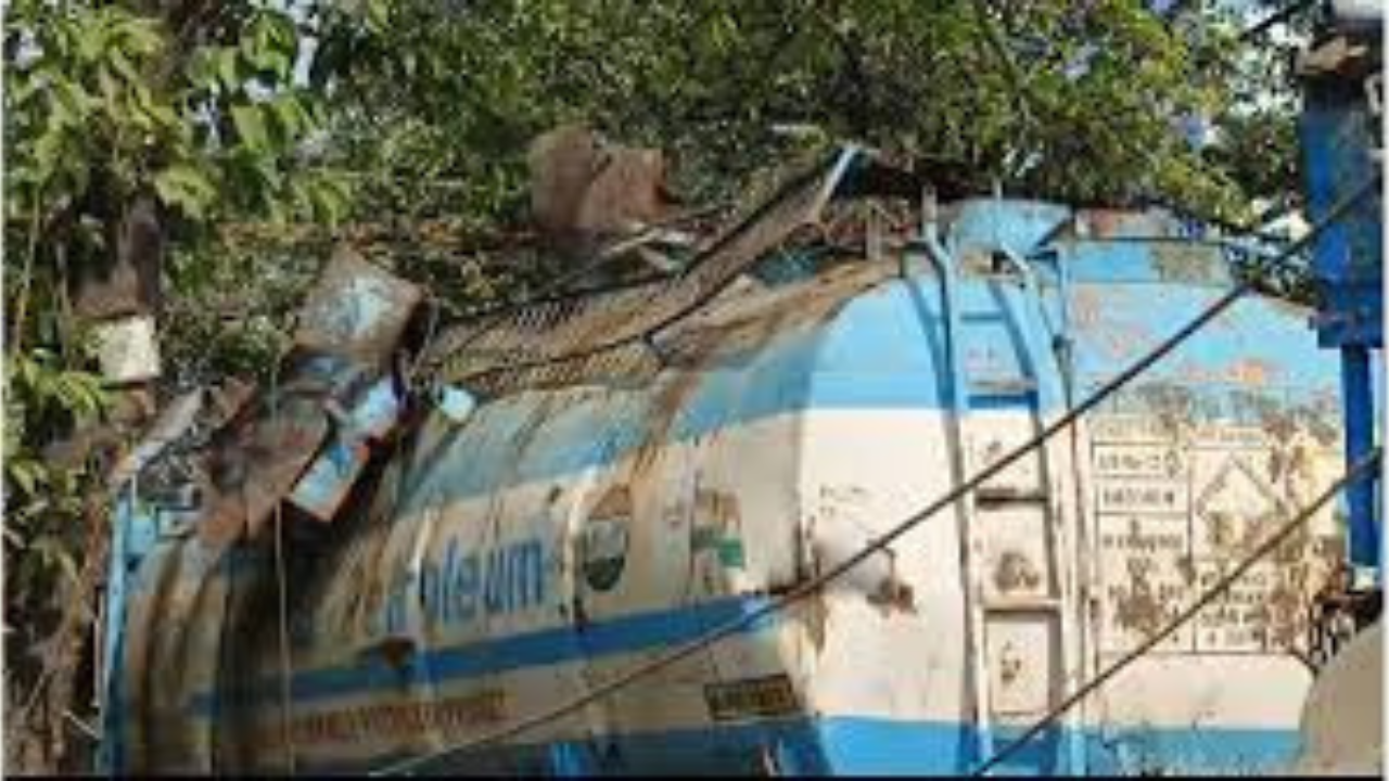 তেলের ট্যাঙ্কারে ভয়াবহ বিস্ফোরণ