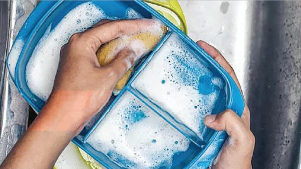 টিফিন বক্স পরিষ্কার রাখার সহজ উপায়