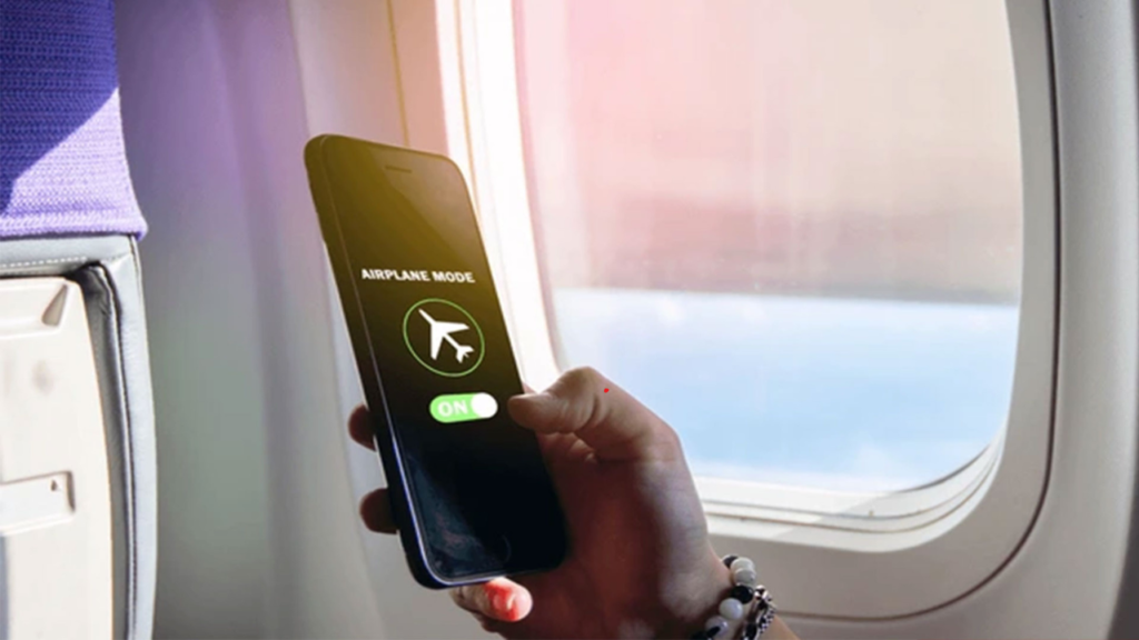 বিমান সফরে এয়ারপ্লেন মোডে ফোন রাখা কেন জরুরি জানেন?