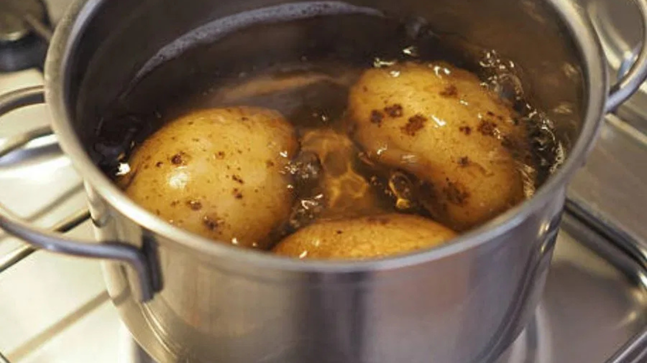 কুকারে আলু সেদ্ধ করা হবে সহজ