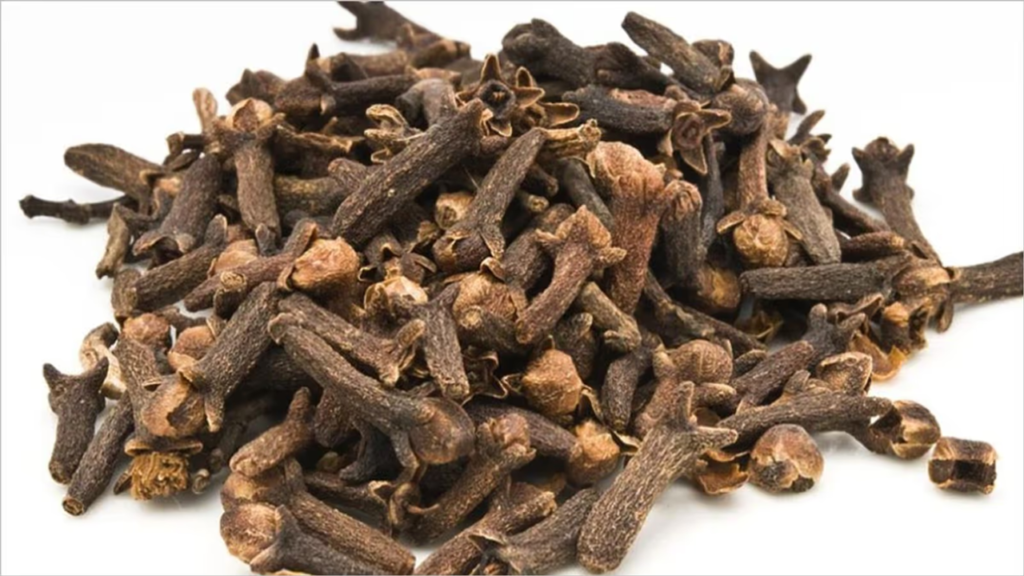 কালো এবং ঝকঝকে চুল পেতে ব্যাবহার করুন লবঙ্গ