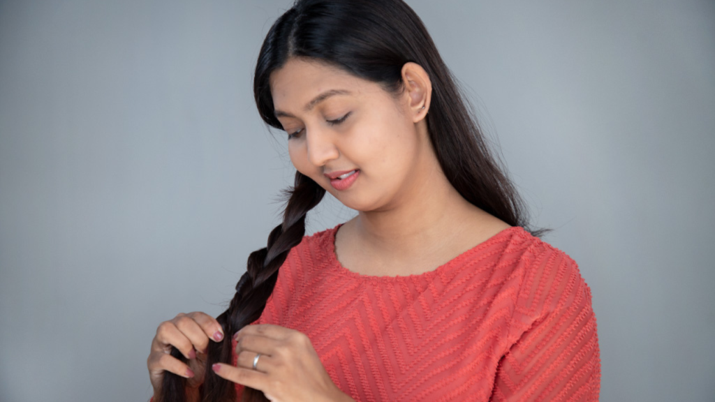 কারলার ছাড়াই বাড়িতেই সহজ উপায়ে চুল করুন ঢেউখেলানো বা কোঁকড়ানো