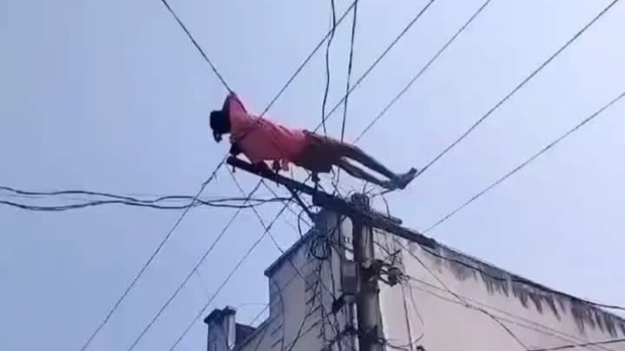 হাজার ভোল্টের বিদ্যুতের তারে শুয়ে পড়লেন যুবক