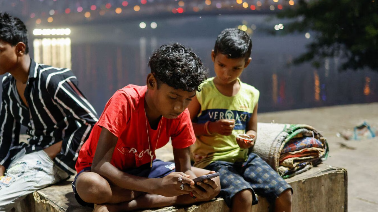 অপ্রাপ্তবয়স্কদের সোশ্যাল মিডিয়া অ্যাকাউন্ট