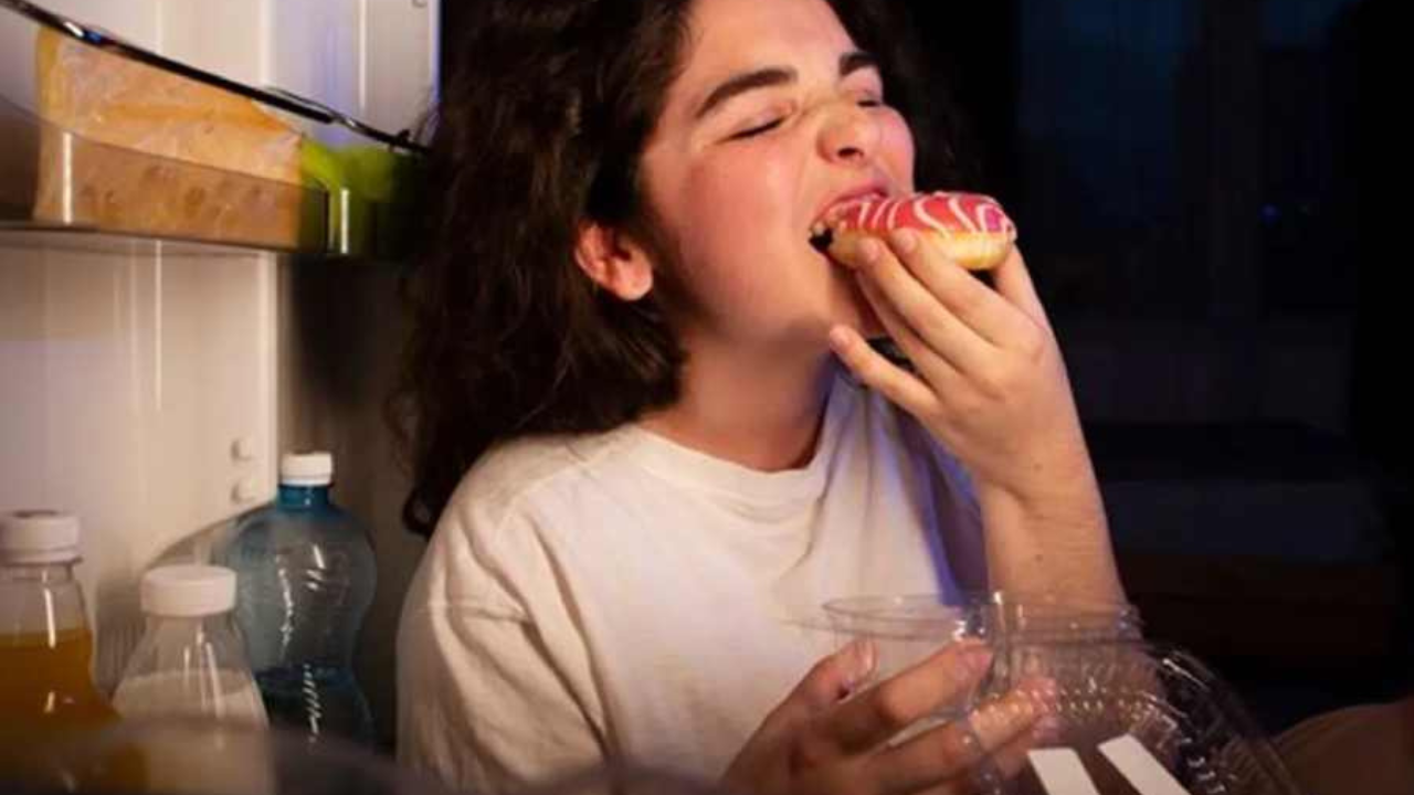 অনেক রাত পর্যন্ত জেগে থাকলে বা কাজ করলে খিদে পেয়ে যায়?