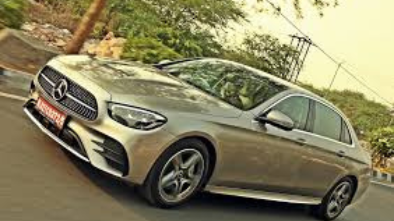  সাধুরা মহাকুম্ভে এসেছেন মার্সিডিজ বেঞ্চ