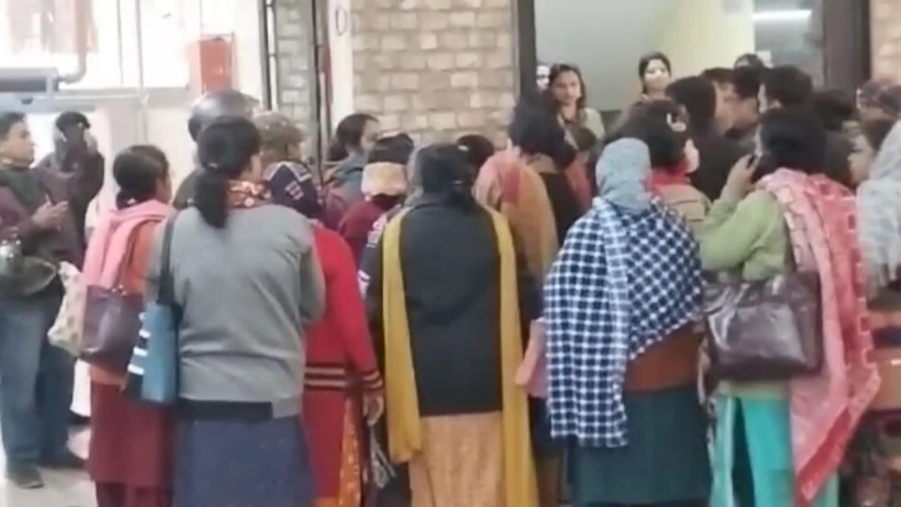 দক্ষিণ কলকাতায় নব নালন্দা স্কুলে ভেঙে পড়া কাঁচের ঘটনায় আতঙ্ক