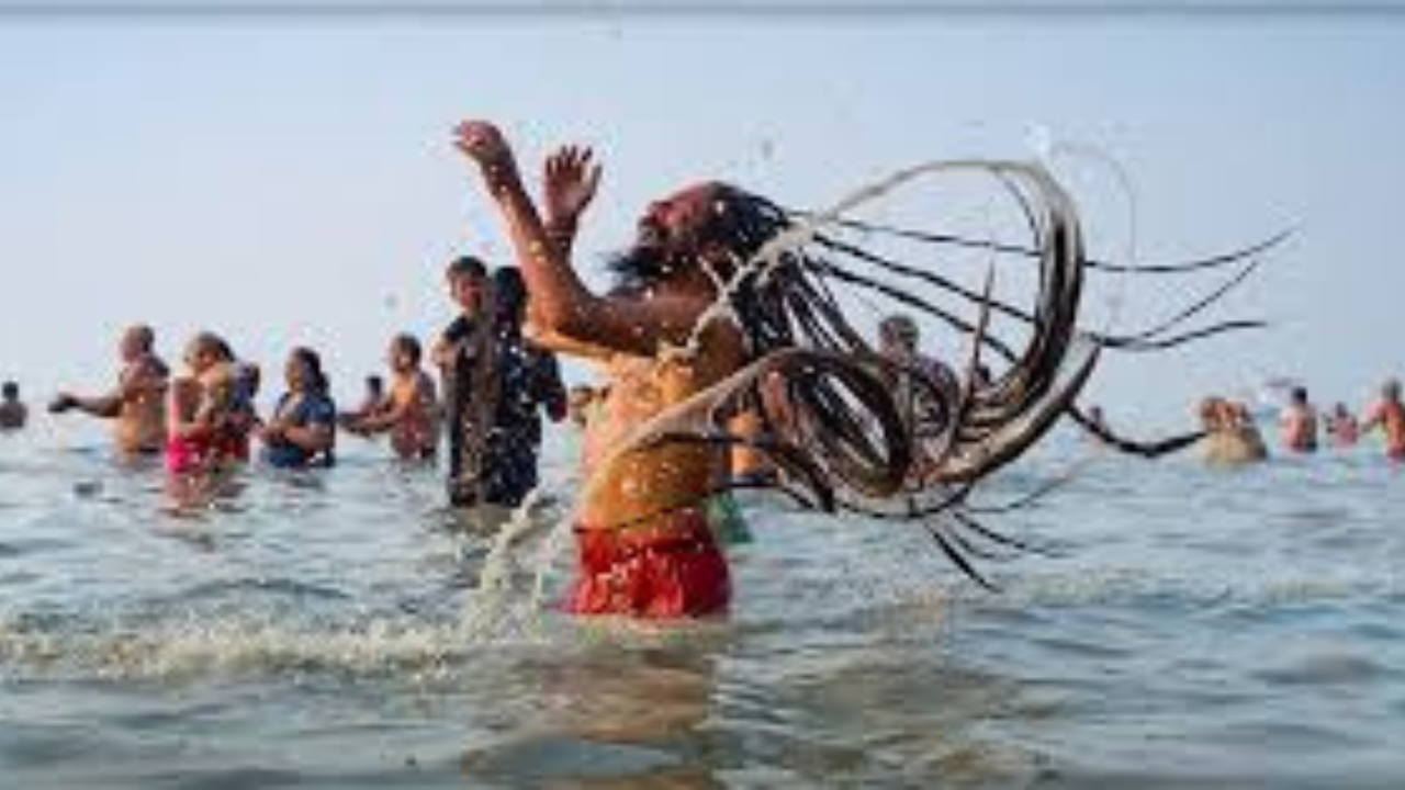 মকর সংক্রান্তিতে মহাকুম্ভ মেলা ও গঙ্গাসাগরে পুণ্যস্নান