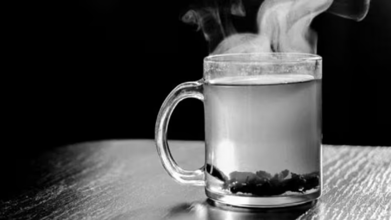 গরম জল খেলে শরীরের উপকারিতা কি কি জানেন?