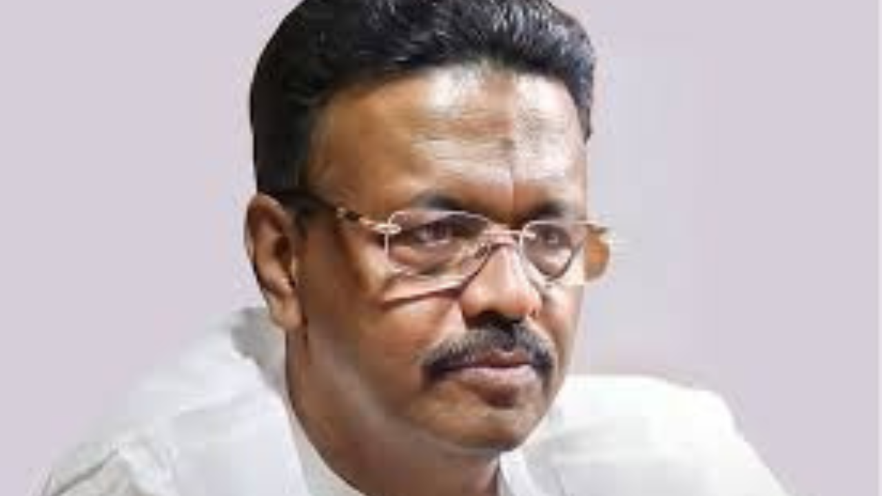 কলকাতার হেলে পড়া ফ্ল্যাটবাড়ি প্রসঙ্গে মেয়র ফিরহাদ হাকিমের বক্তব্য বিতর্ক