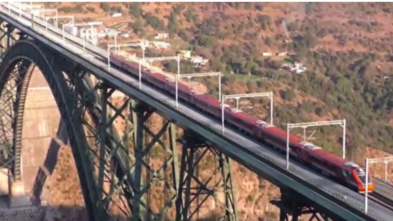 তাক লাগানো বিশ্বের সবচেয়ে উঁচু রেল ব্রীজের উপর দিয়ে ছুটলো বন্দেভারত