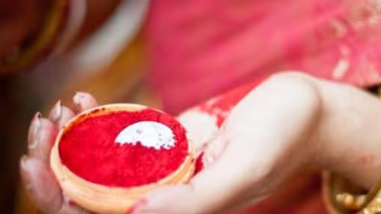 সিঁথিতে সিঁদুর পরানোর বিতর্কিত ভিডিয়ো