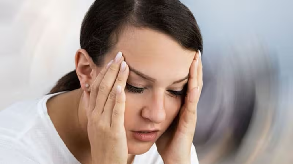 হঠাৎ বসলে বা উঠে দাঁড়ালে মাথা ঘুরছে? অবহেলা করবেন না হতে পারে বড়সড় অসুখ