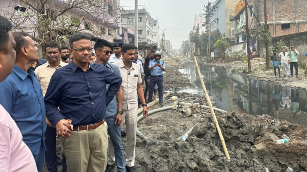 বানতলা ম্যানহোলে দুর্ঘটনাঃ তিন সাফাইকর্মীর মৃত্যু, ক্ষতিপূরণ নিয়ে বিতর্ক