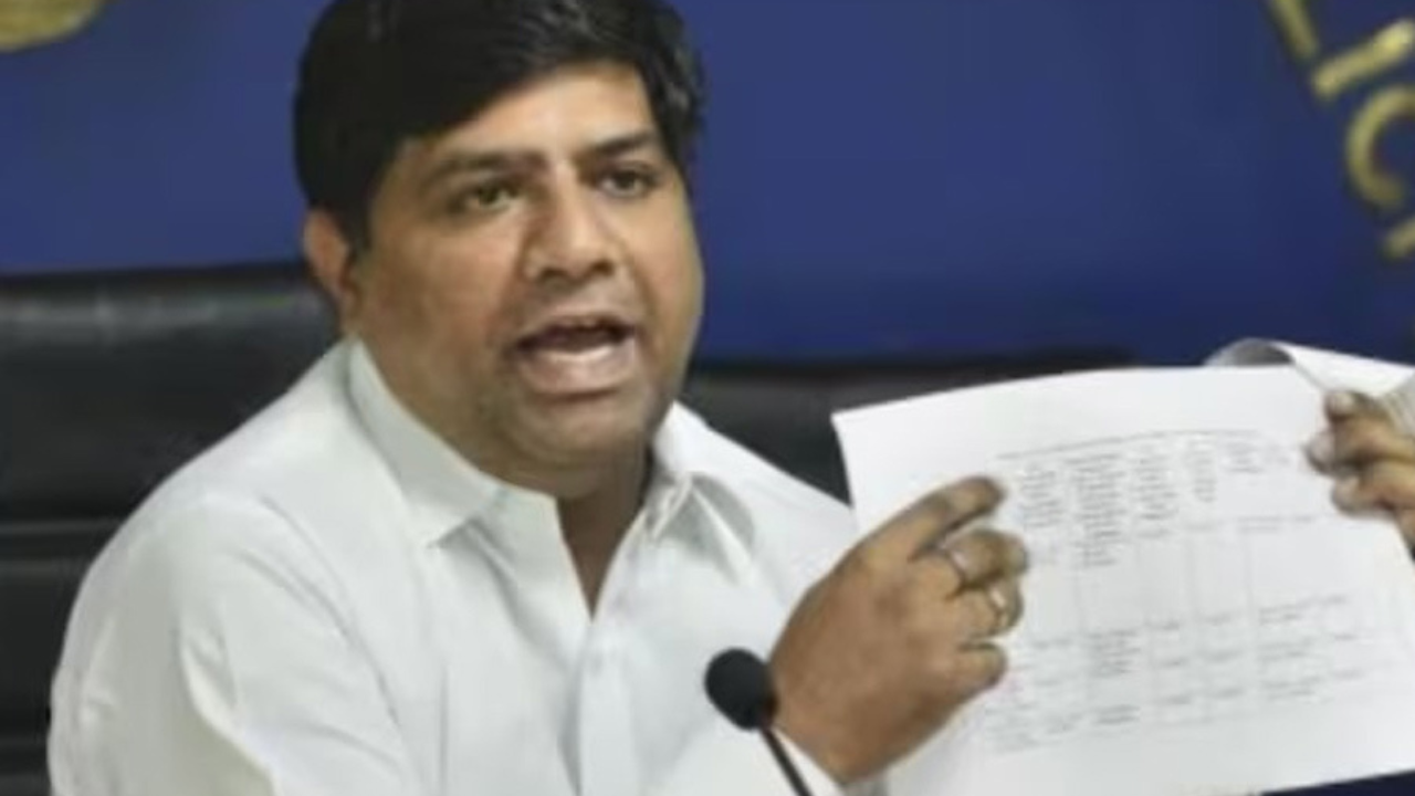 দীনেশ মোহানিয়ার বিরুদ্ধে শ্লীলতাহানির অভিযোগ