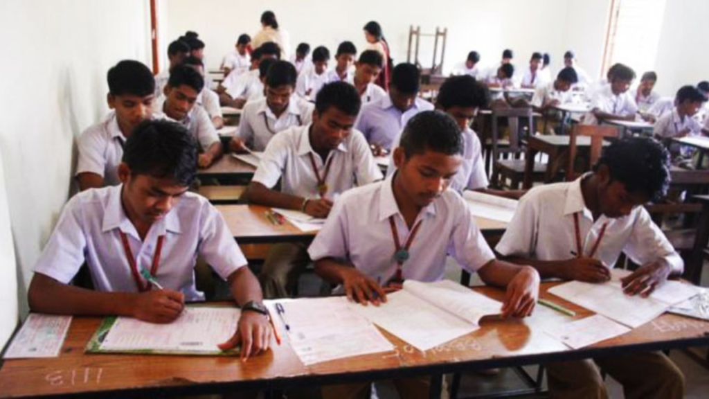 এখনও মাধ্যমিক পরীক্ষার অ্যাডমিট কার্ড পাননি ছাত্রছাত্রীরা