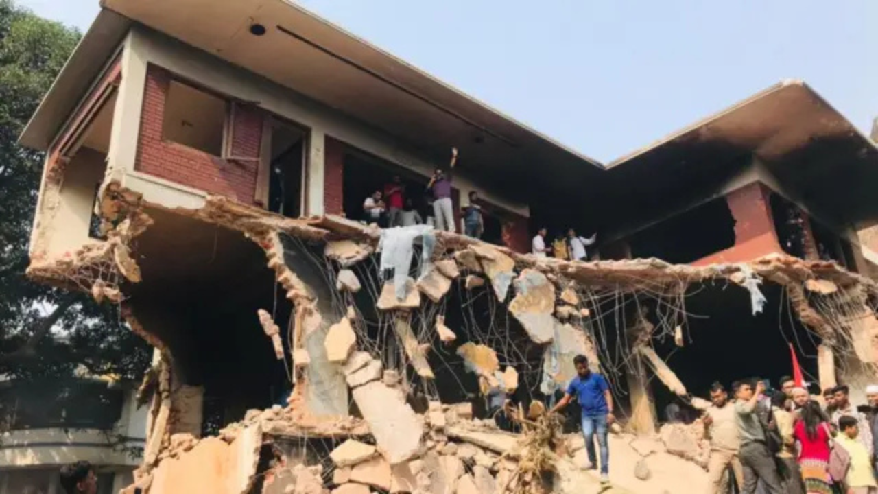 শেখ হাসিনার প্রতিক্রিয়াঃ ধানমন্ডি ৩২ নম্বর বাড়ি ভাঙার ঘটনায় ইতিহাস কখনও মুছে ফেলা যাবে না