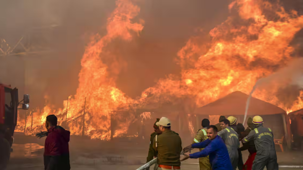 কুম্ভমেলায় ফের আগুন