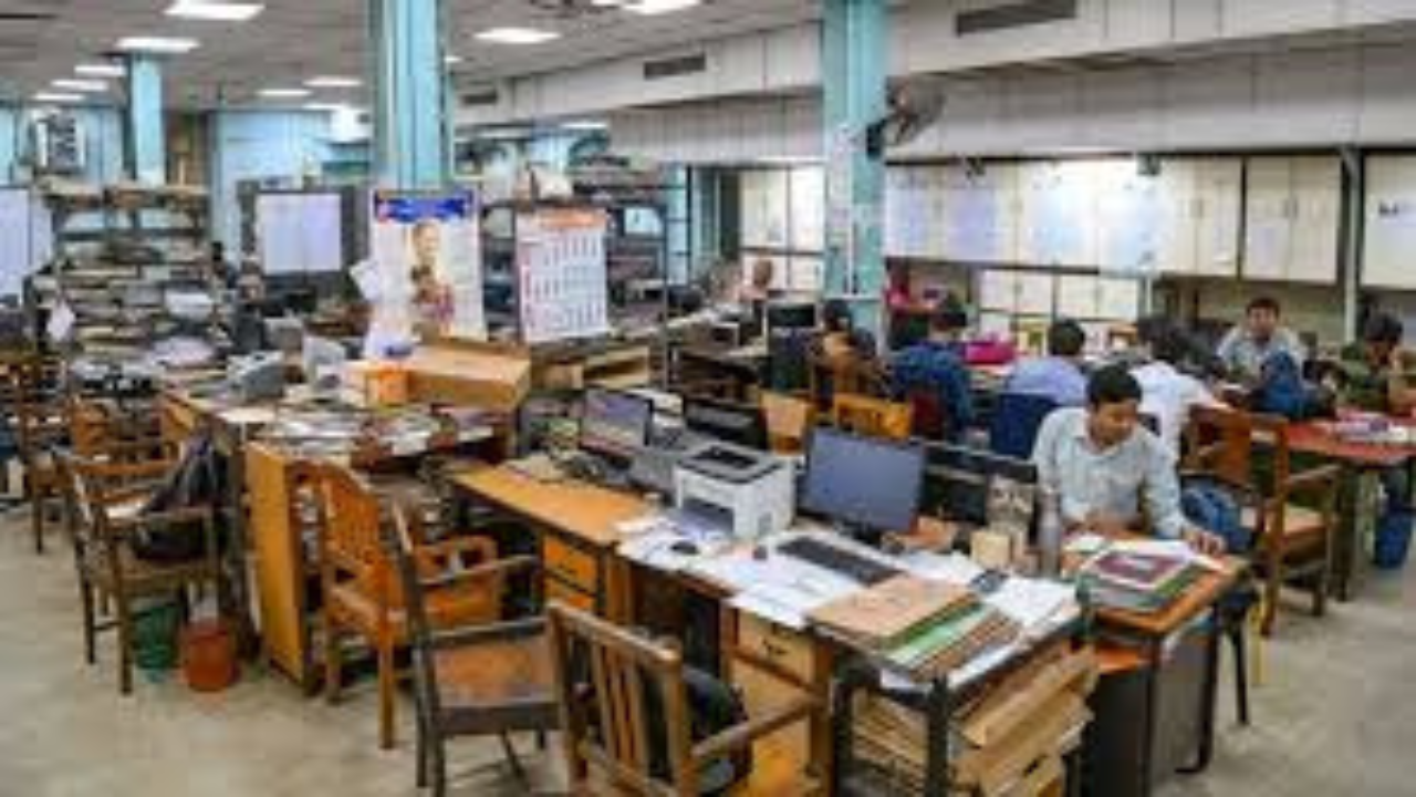 রাজ্য সরকারি কর্মচারীদের ছুটি নিয়ে উত্তেজনা