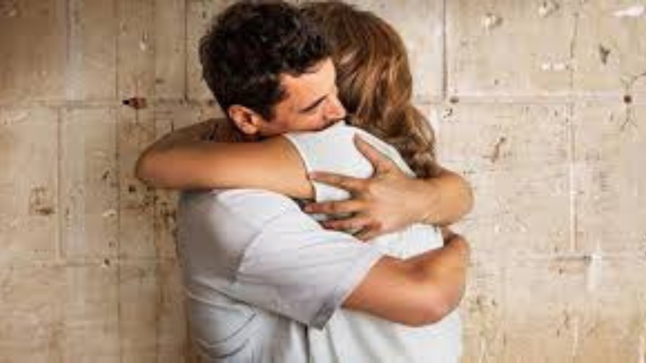 আজ হাগ ডেতে অবশ্যই জড়িয়ে ধরুন ভালবাসার মানুষকে