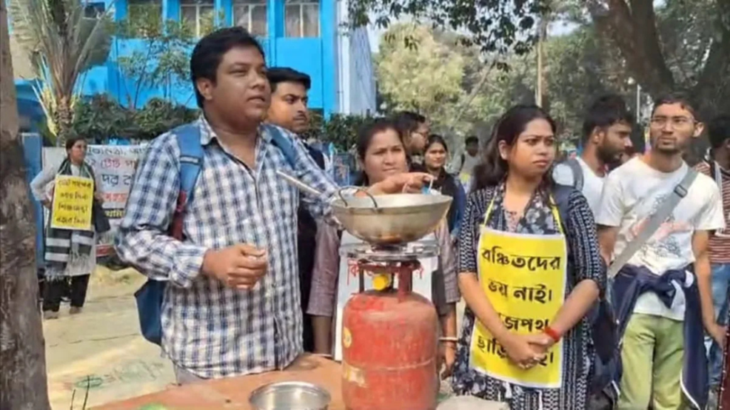 ‘বেকার মেলা’ঃ টেট পাশ করা চাকরিপ্রার্থীদের চপ-মুড়ি ও চা-বিক্রি করে প্রতিবাদ