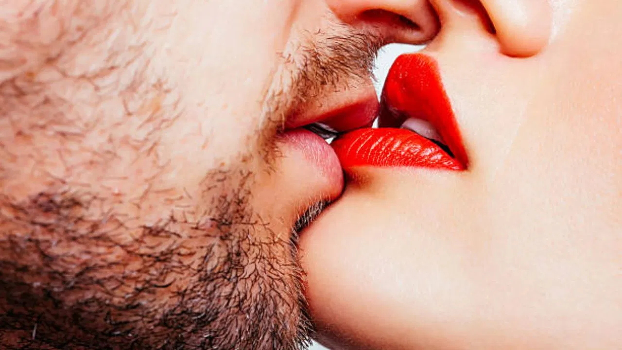 কিস ডেঃ কাজের চাপ থেকে শুরু করে জীবনের নানান সমস্যা থেকে মুক্তির পথ শুধু একটি চুম্বন