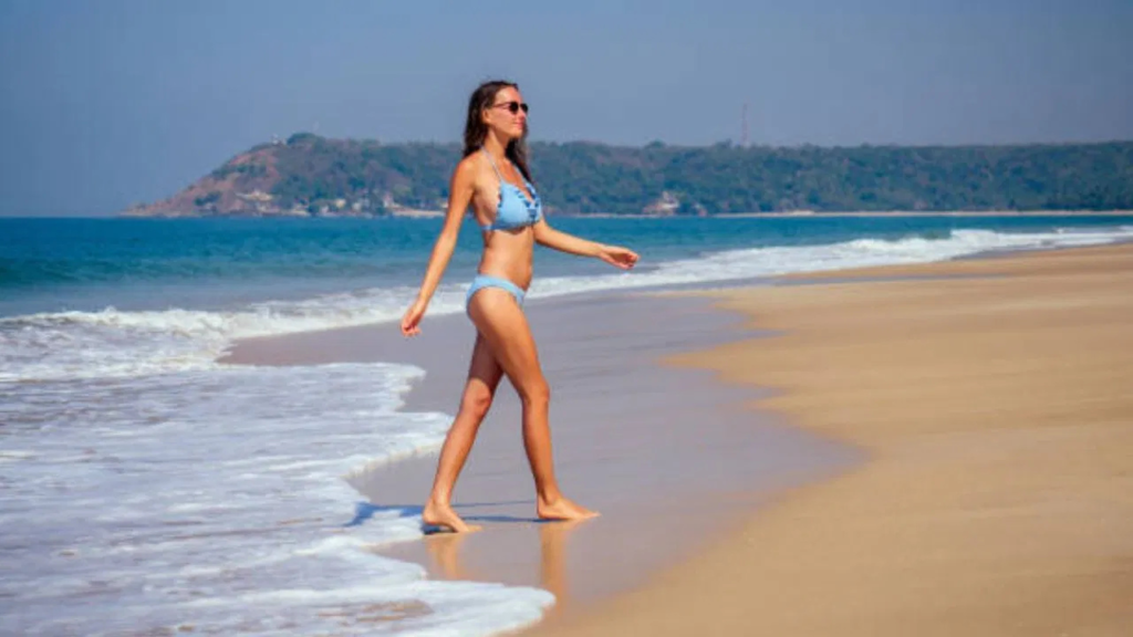 বিকিনি পরা ছাড়াও সৈকতে আবেদনময়ী হওয়া যায়