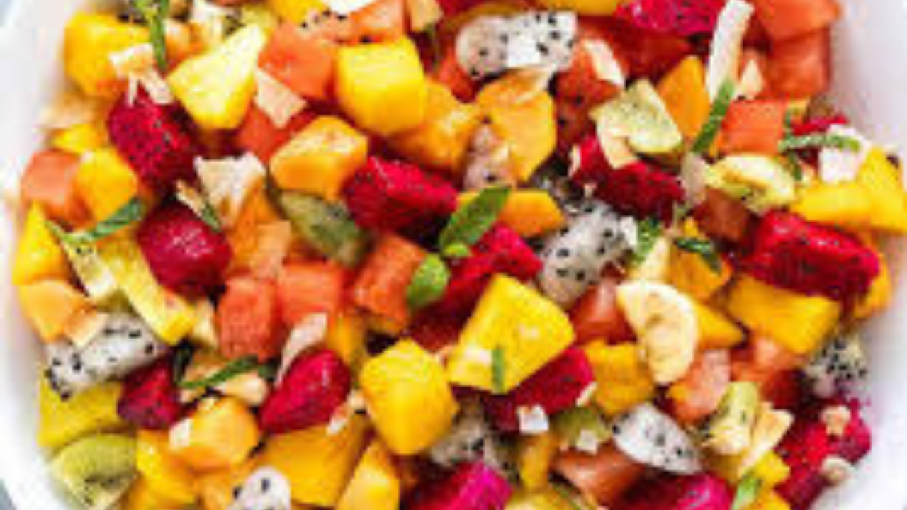 ফ্রুট স্যালাডের সঙ্গে সঙ্গে জড়িত রয়েছে স্বাস্থ্য সচেতনতা