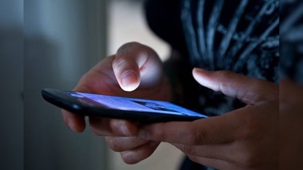 স্ক্রিন টাইম: আপনার কত ঘণ্টা ফোন ব্যবহার করা উচিত? জানুন সঠিক পরিমাণ