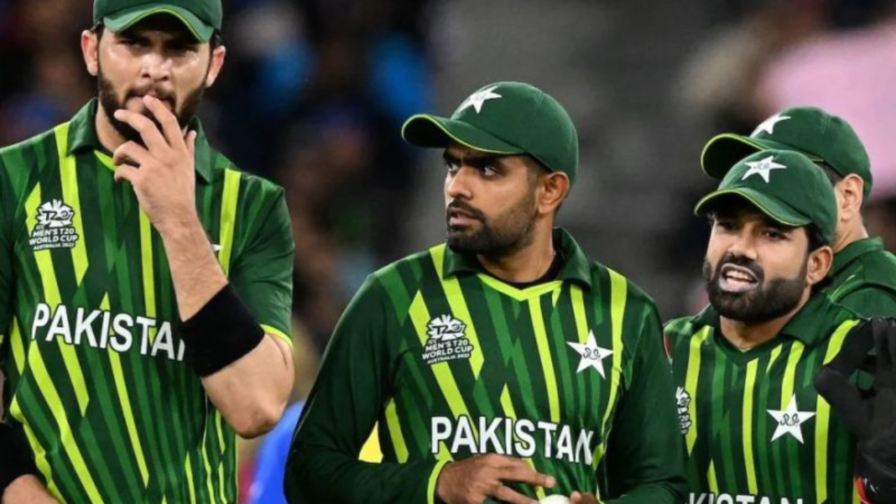 ব্যক্তিগত পকেট থেকে পাকিস্তান ক্রিকেট দলকে কামরান খান তেসোরির ১ কোটি টাকার পুরস্কার ঘোষণা