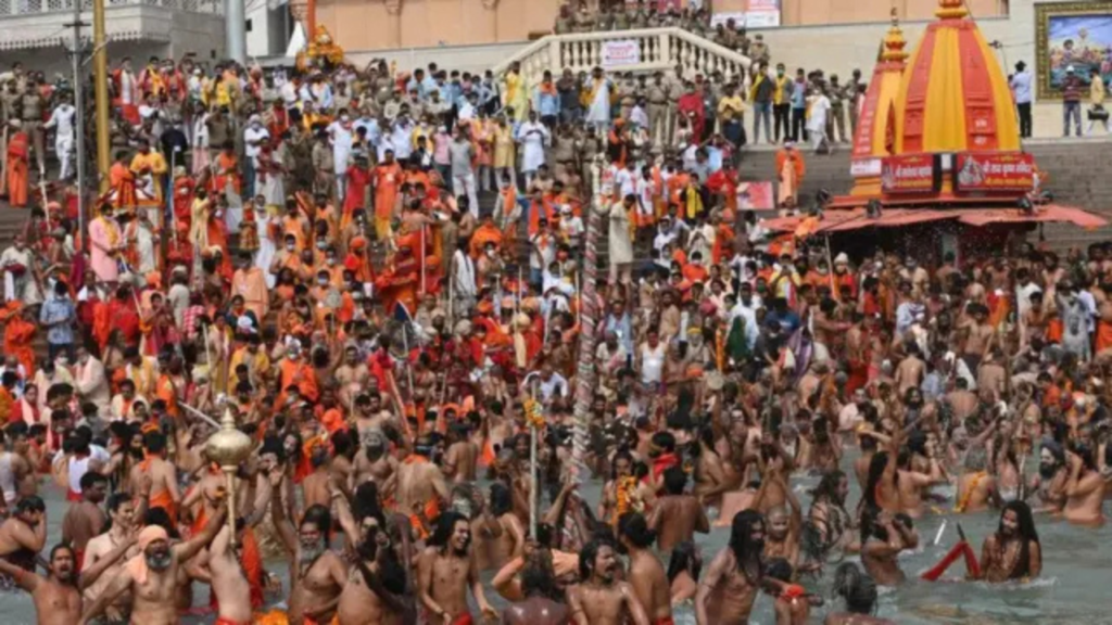 কুম্ভমেলায় শিবরাত্রির পুণ্যস্নানঃ ভিড়ের মধ্যে ব্যবস্থাপনার চেষ্টায় সফলতা