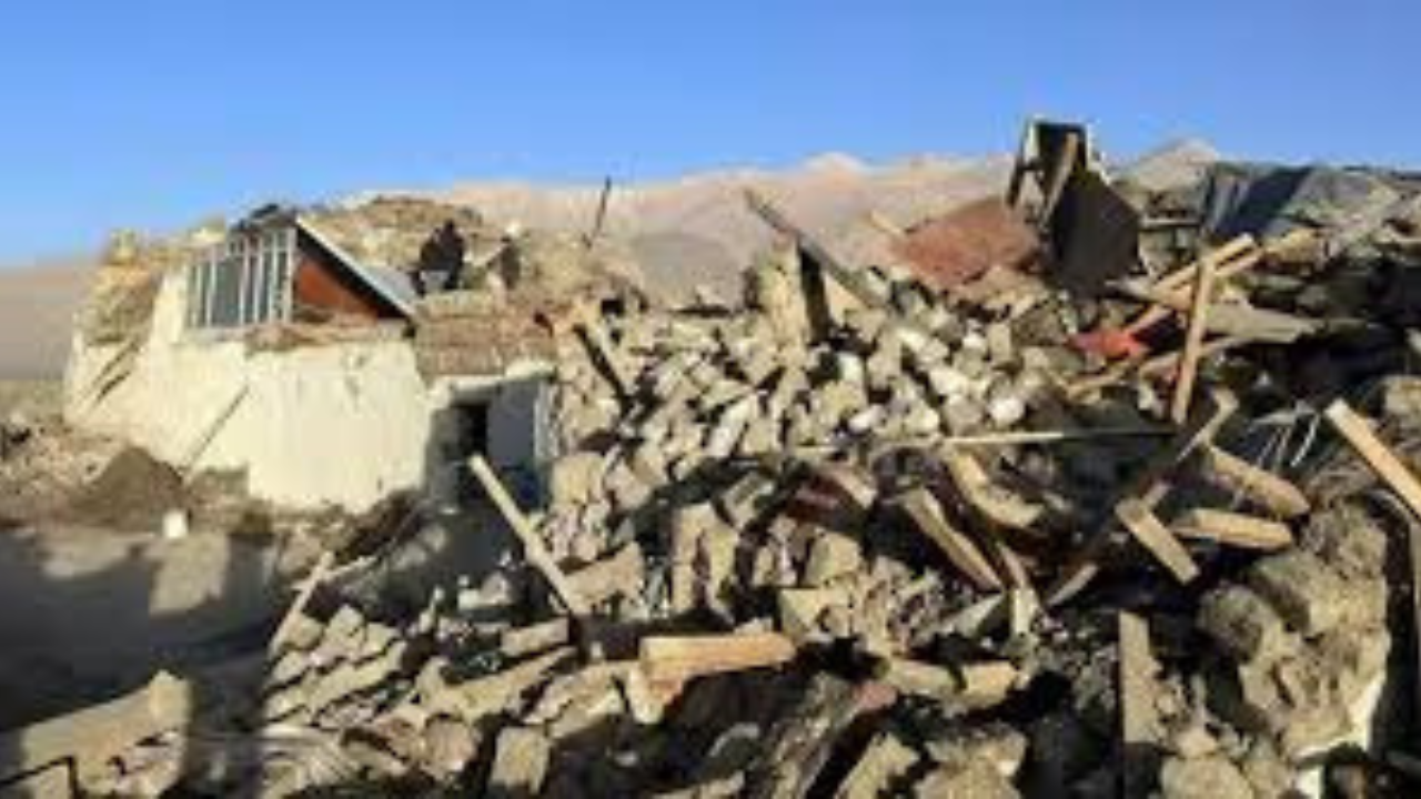 মধ্যরাতে ভয়াবহ ভূমিকম্পে কেঁপে উঠল নেপাল