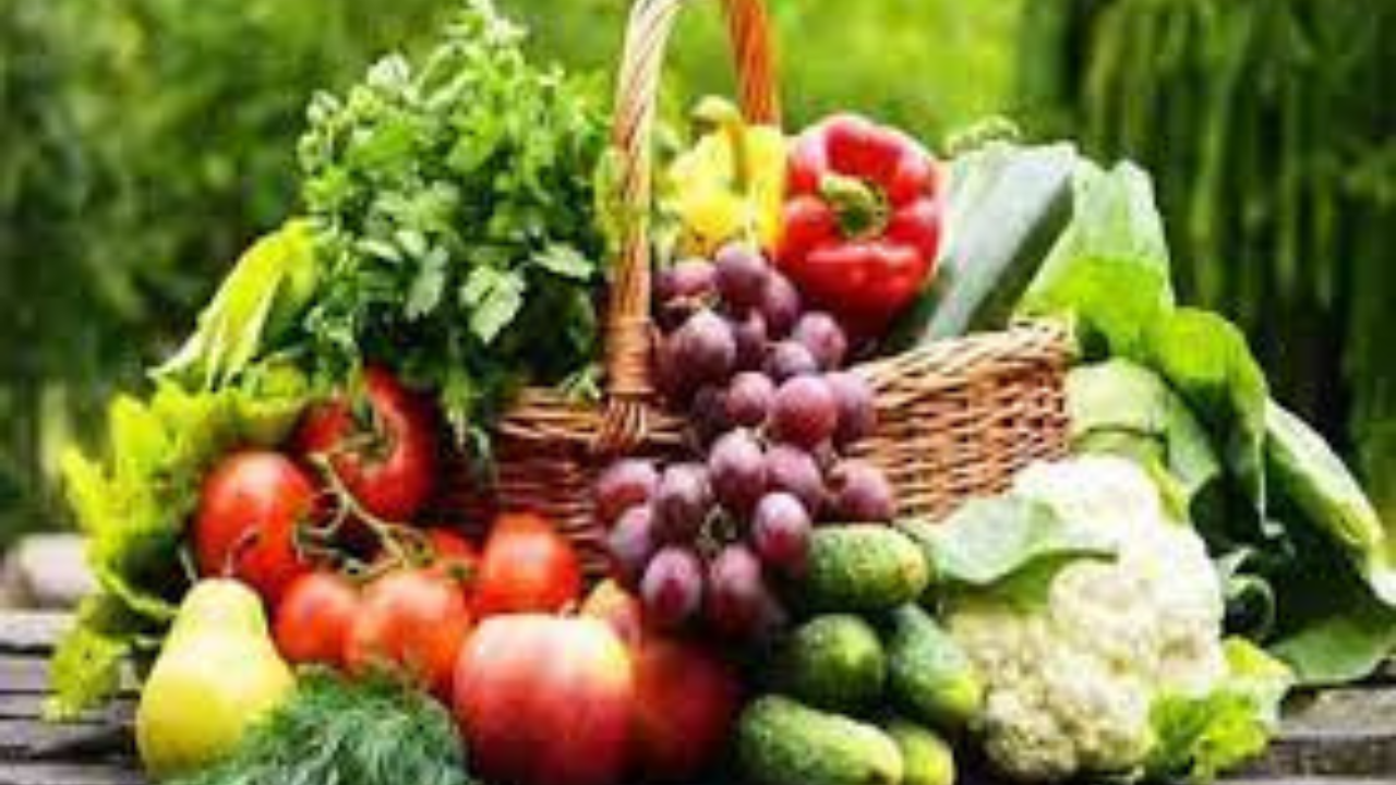 ফলের গা থেকে ক্ষতিকারক রাসায়নিক পদার্থ এভাবে দূর করুন