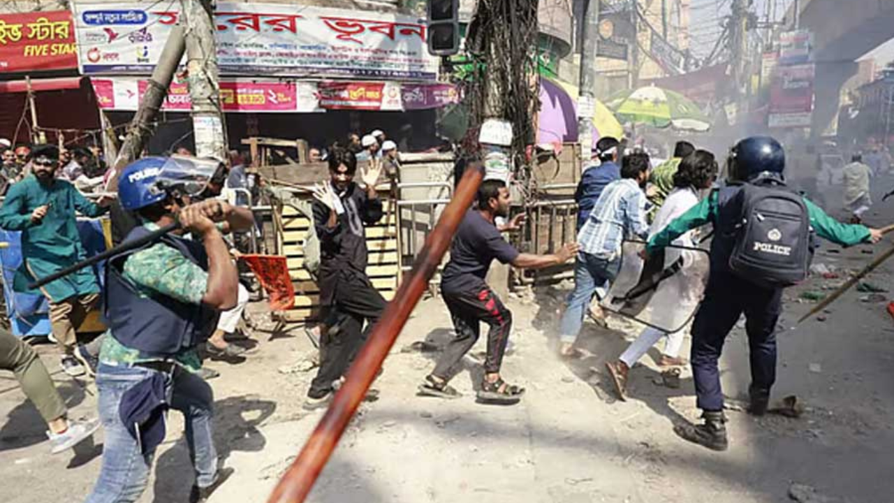 ঢাকার রাস্তায় উত্তেজনা, হিজবুত তাহরিরের মিছিল ছত্রভঙ্গ করল পুলিশ