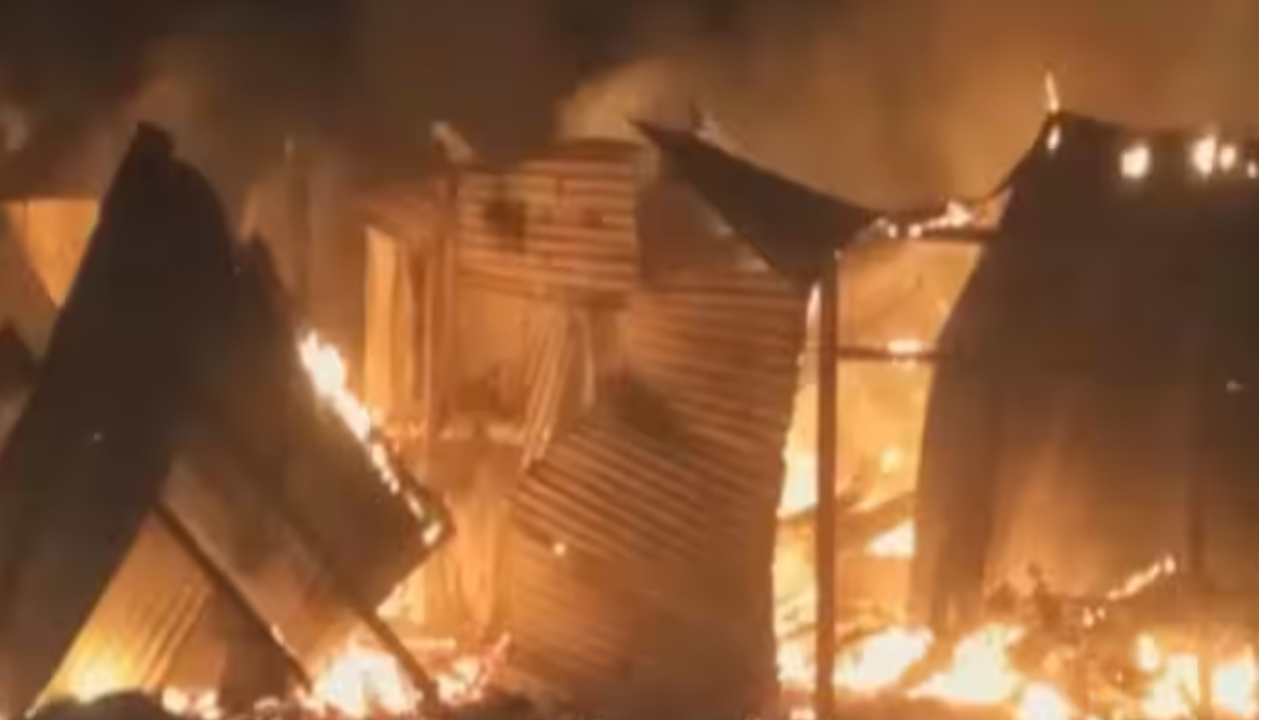 আবারও ভয়াবহ অগ্নিকাণ্ডে কেঁপে উঠল শিলিগুড়ির এনজেপি সংলগ্ন এলাকা।