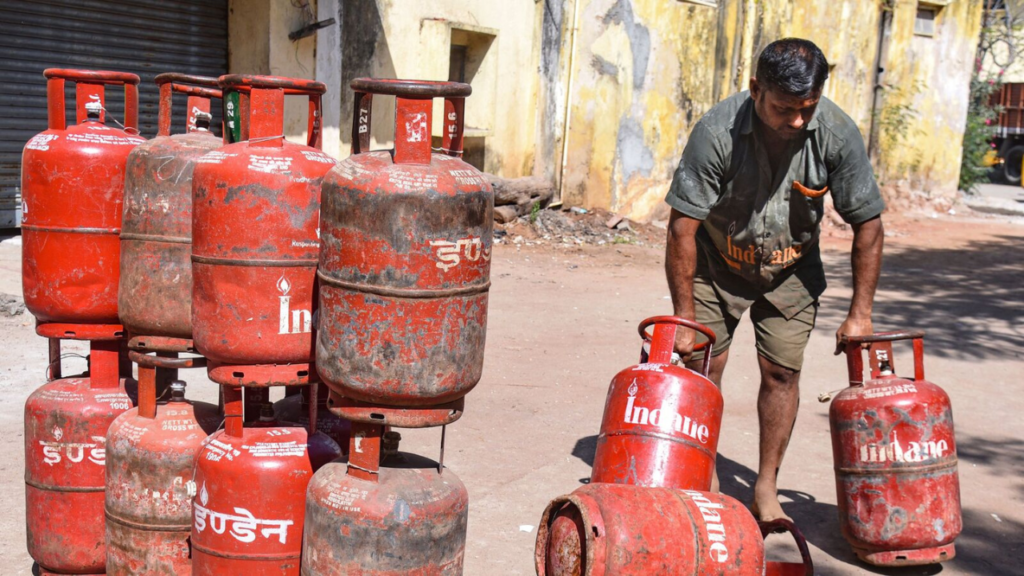 মার্চে বাড়ল বাণিজ্যিক গ্যাসের দাম